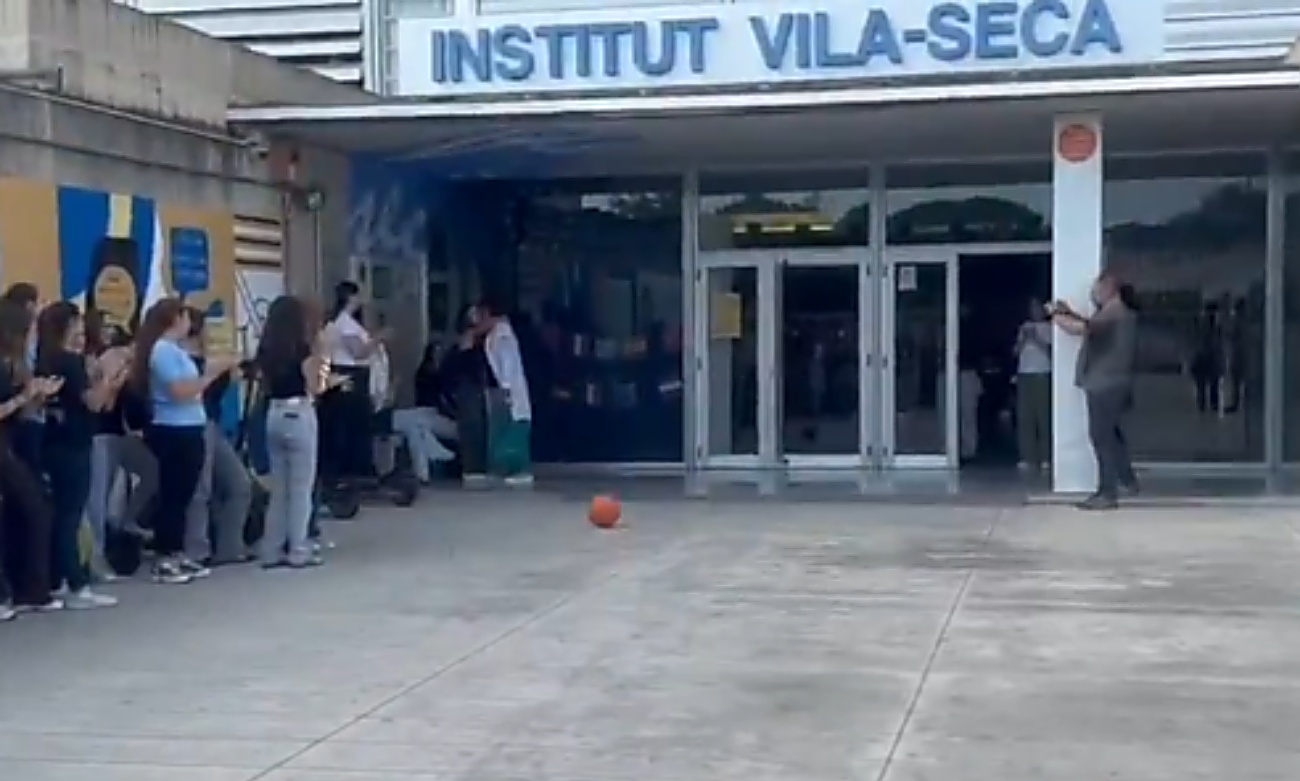 Imagen de la despedida al profesor Faro con motivo de su jubilación (Foto: Captura de pantalla X)