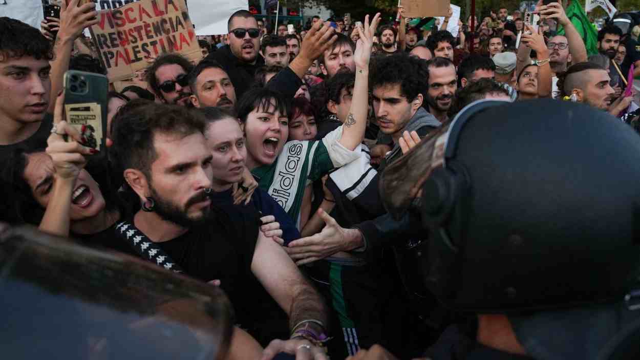 Manifestación frente al Roig Arena. EP