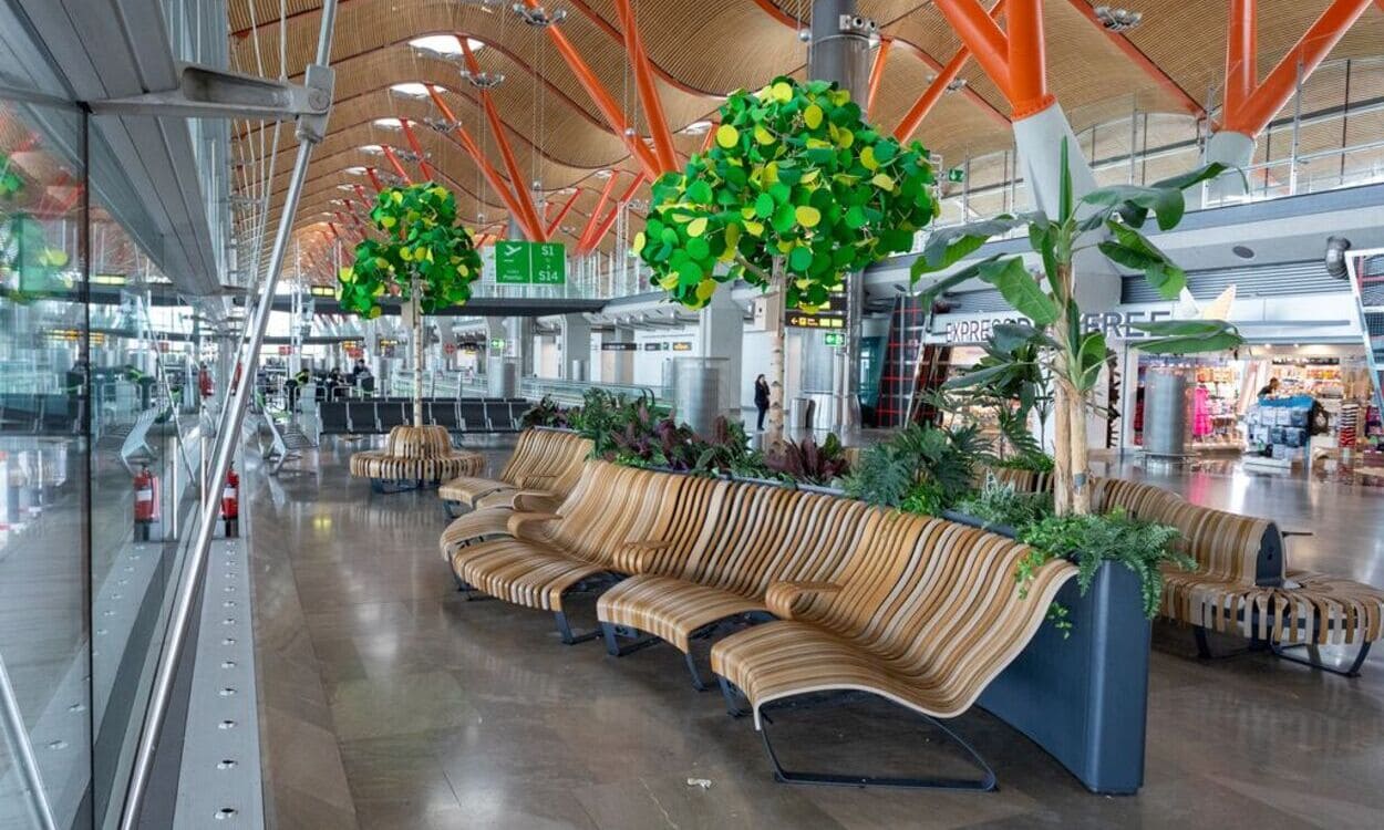 Zona de descanso en el Aeropuerto Adolfo Suárez Madrid-Barajas, habilitada por Aena para que los pasajeros puedan relajarse y recuperar energía antes de su vuelo. Aena