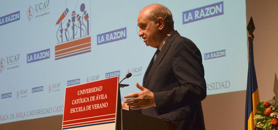 Fernández Díaz durante un foro político organizado por la Universidad Católica de Ávila y por 'La Razón'