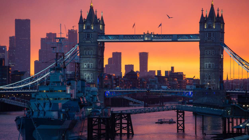 Amanecer dorado en la Tower Bridge de Londres Amanecer dorado en la Tower Bridge de Londres