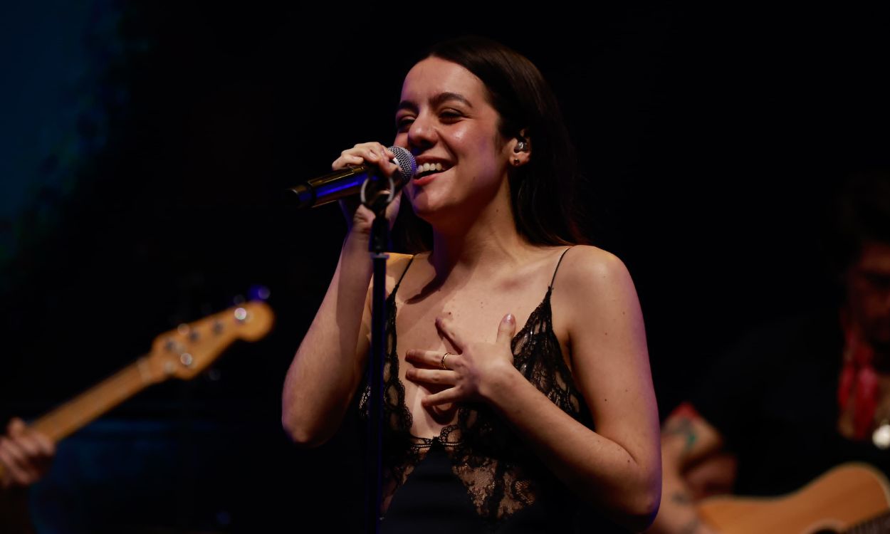 La cantante Valeria Castro actúa durante la gala de los premios Cadena Dial 2025. EP