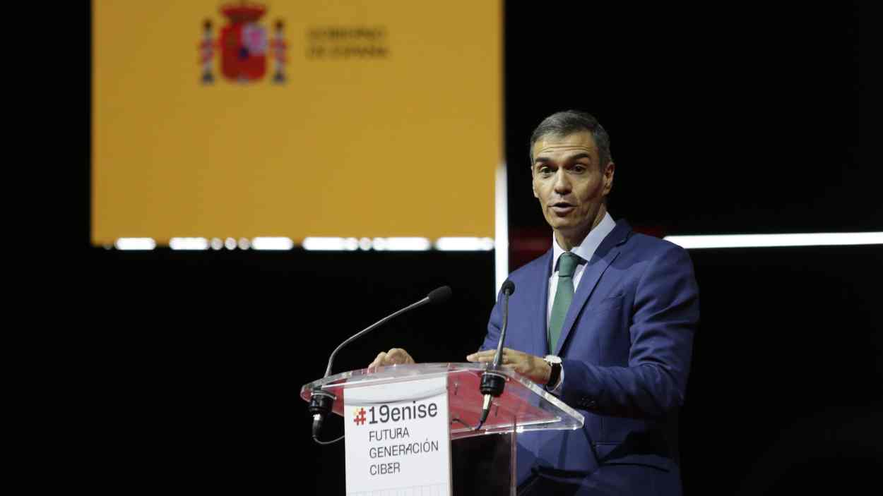Sánchez recuerda a Zapatero en León. EP