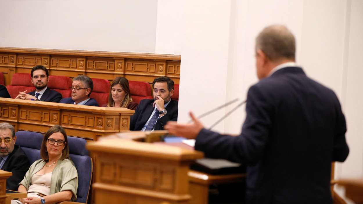 García-Page rebatiendo a Paco Núñez durante el Debate sobre el Estado de la Región. JCCM.