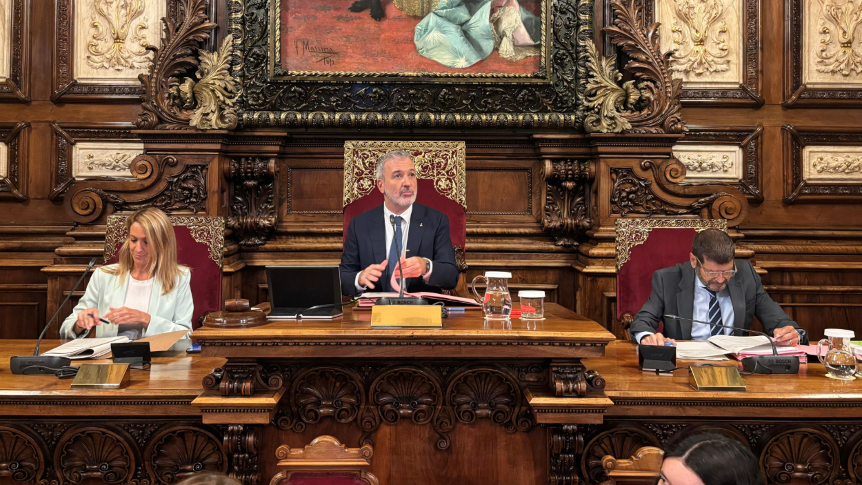El alcalde de Barcelona, Jaume Collboni, durante el pleno de septiembre del Ayuntamiento. EP