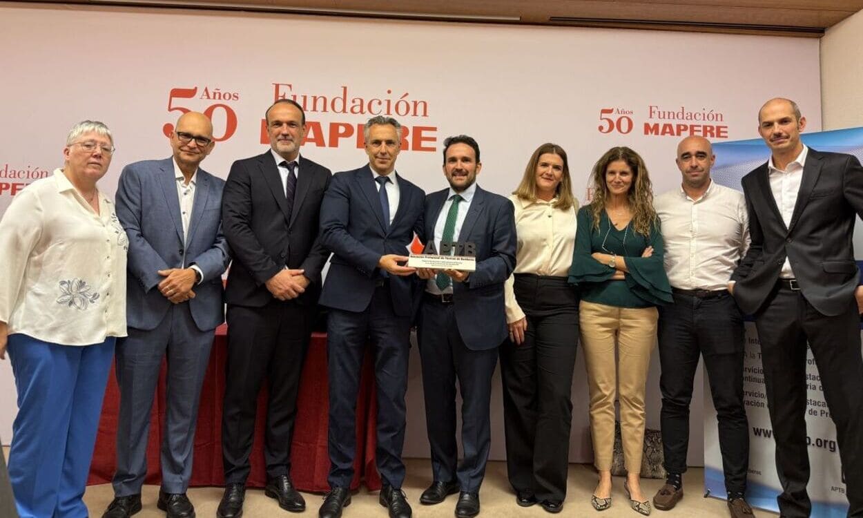 De izquierda a derecha: Gema Álvarez, docente en Instituto Galeno Xtart Arganda; Andrés López, responsable Área Emergencias y Protección Civil en Xtart Murcia; Alejandro Codina, director general FP Grupo UAX; Carlos Novillo, consejero de Medio Ambiente, Agricultura e Interior en la Comunidad de Madrid; Juan Pampillón, director en Instituto Galeno Xtart Arganda; Beatriz Carmona, jefa de Estudios de Emergencias y Protección Civil en Instituto Galeno Xtart Arganda; Ana Baquera, coordinadora del Grado en Emergencias y Proteción Civil en Instituto Galeno Xtart Arganda; Ruben Guillén, docente en Instituto Galeno Xtart Arganda; y Tomás Vidal, coordinador Ciclos Emergencias y Protección Civil en Xtart Murcia. SERVIMEDIA