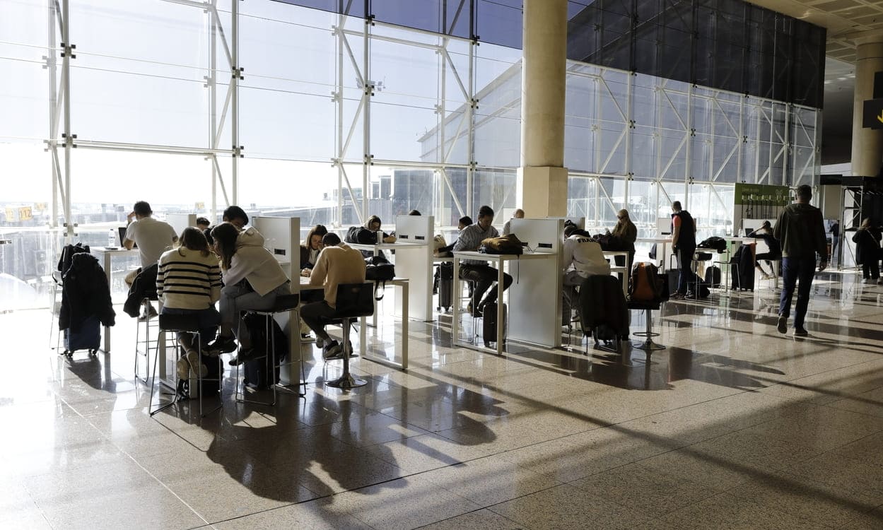 Espacio habilitado por Aena en el Aeropuerto Josep Tarradellas Barcelona-El Prat  para que los pasajeros puedan trabajar o conectarse cómodamente antes de cada vuelo. Aena