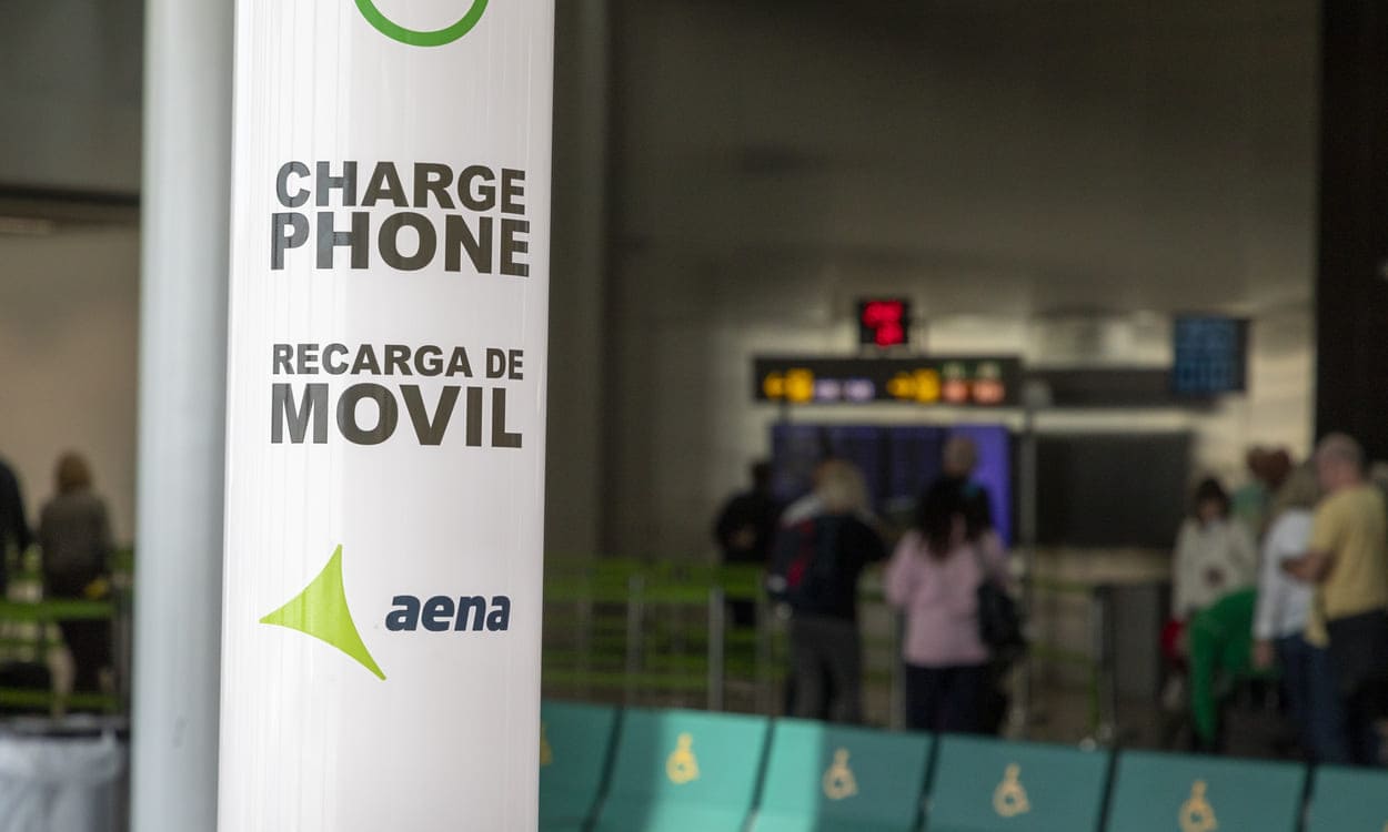 Punto de recarga de baterías disponible en el Aeropuerto de Tenerife Norte-Ciudad de La Laguna, para que los pasajeros puedan cargar sus dispositivos antes del vuelo. Aena