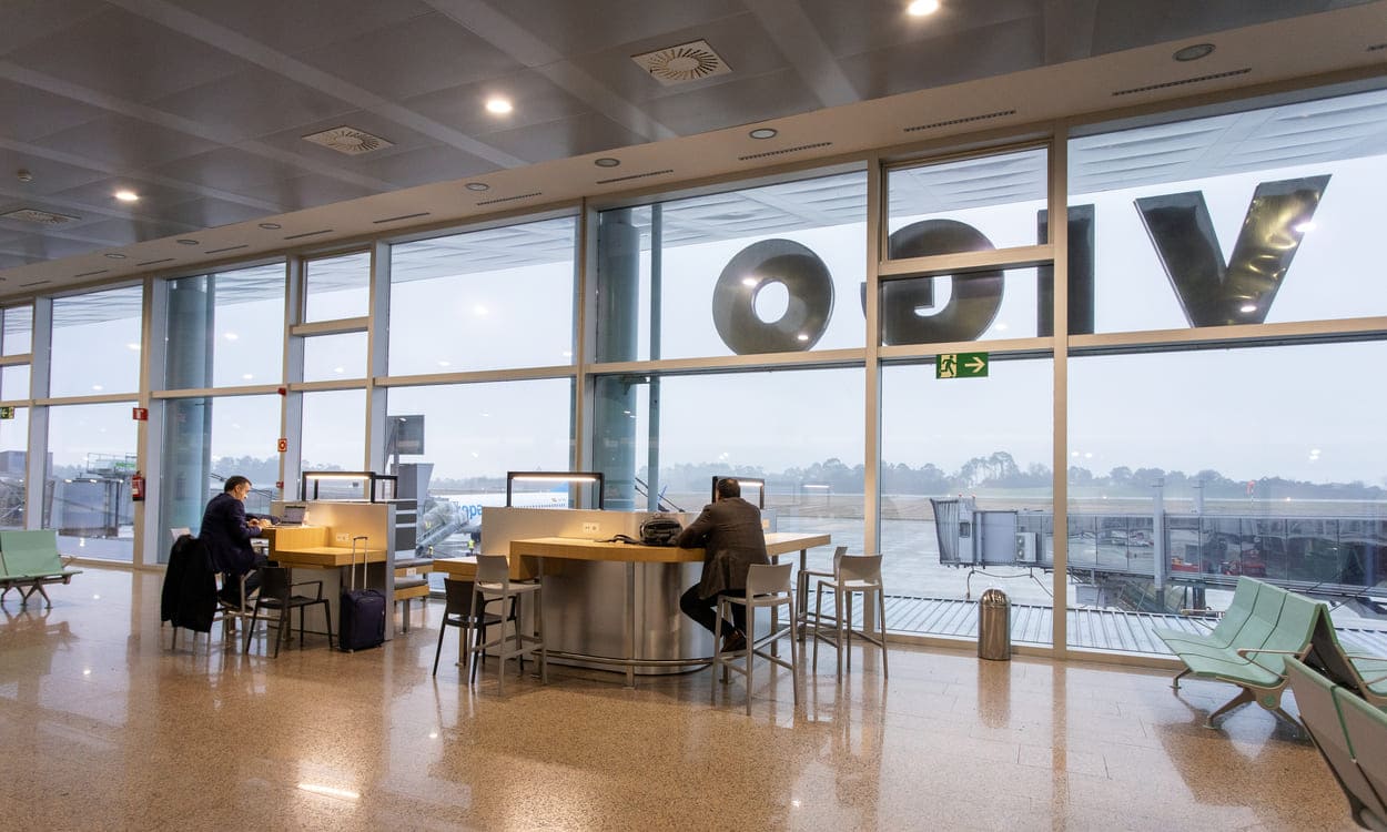 Espacios de trabajo habilitados por Aena en el Aeropuerto de Vigo, para que los pasajeros puedan continuar con sus tareas antes del vuelo. Aena