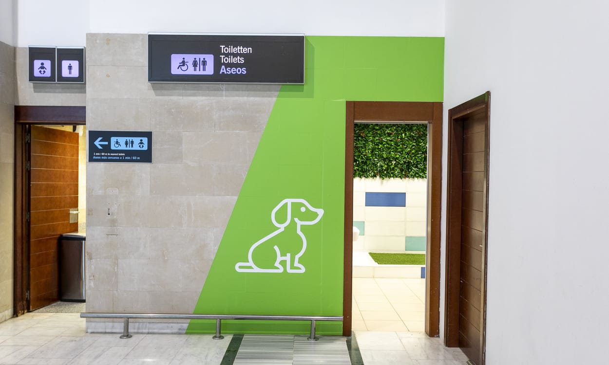 Zona habilitada para mascotas en el Aeropuerto de Fuenteventura, un espacio adaptado que garantiza el confort y bienestar de los animales de compañía antes del embarque. Aena