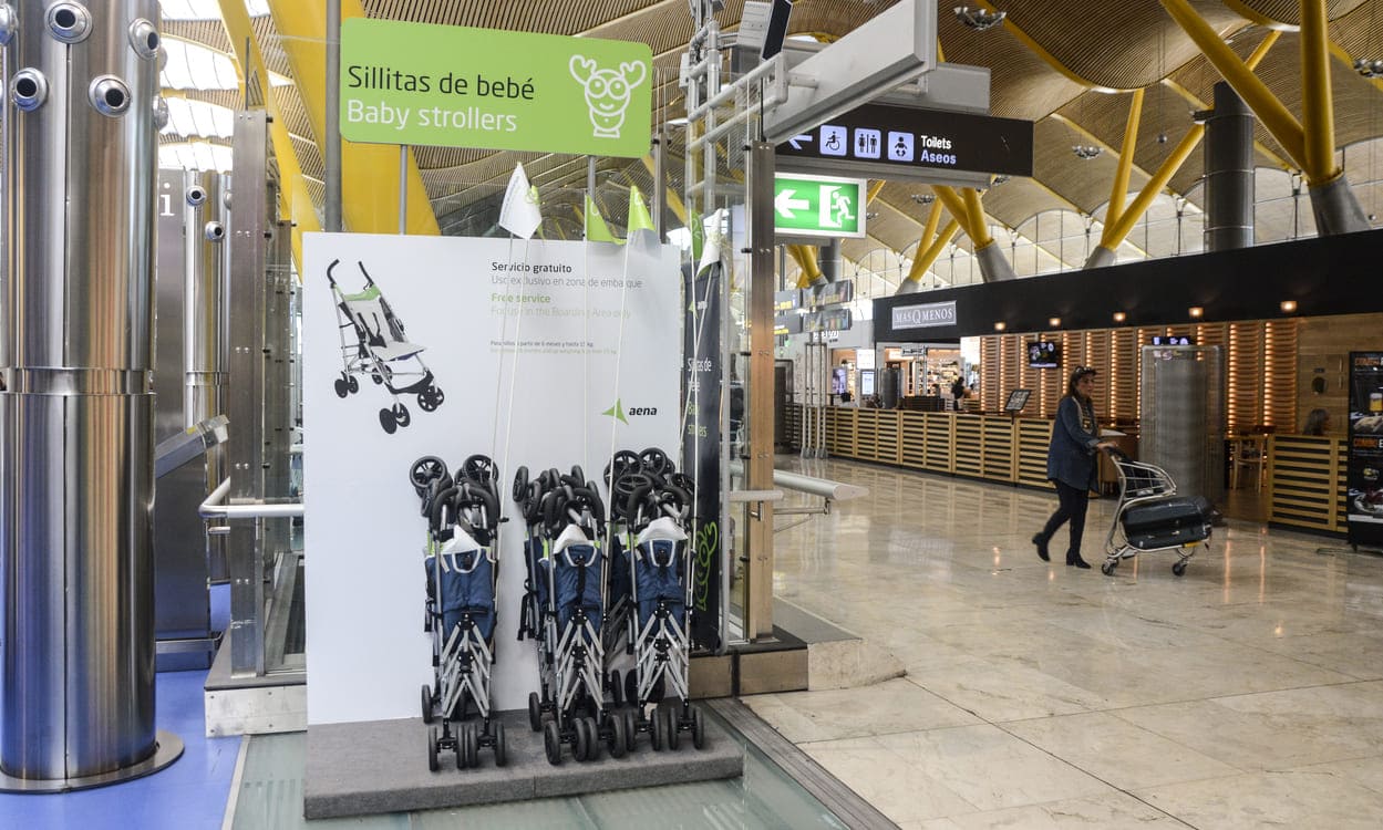Servicio gratuito de préstamo de sillas de paseo en el Aeropuerto Adolfo Suárez Madrid-Barajas para facilitar la movilidad de las familias con niños pequeños durante su paso por la terminal. Aena