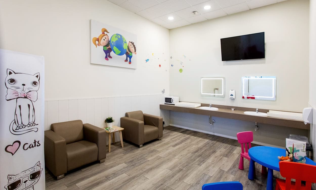 Sala de cuidado infantil en el Aeropuerto de Valencia, un espacio tranquilo y acondicionado para atender las necesidades de las familias durante la espera. Aena