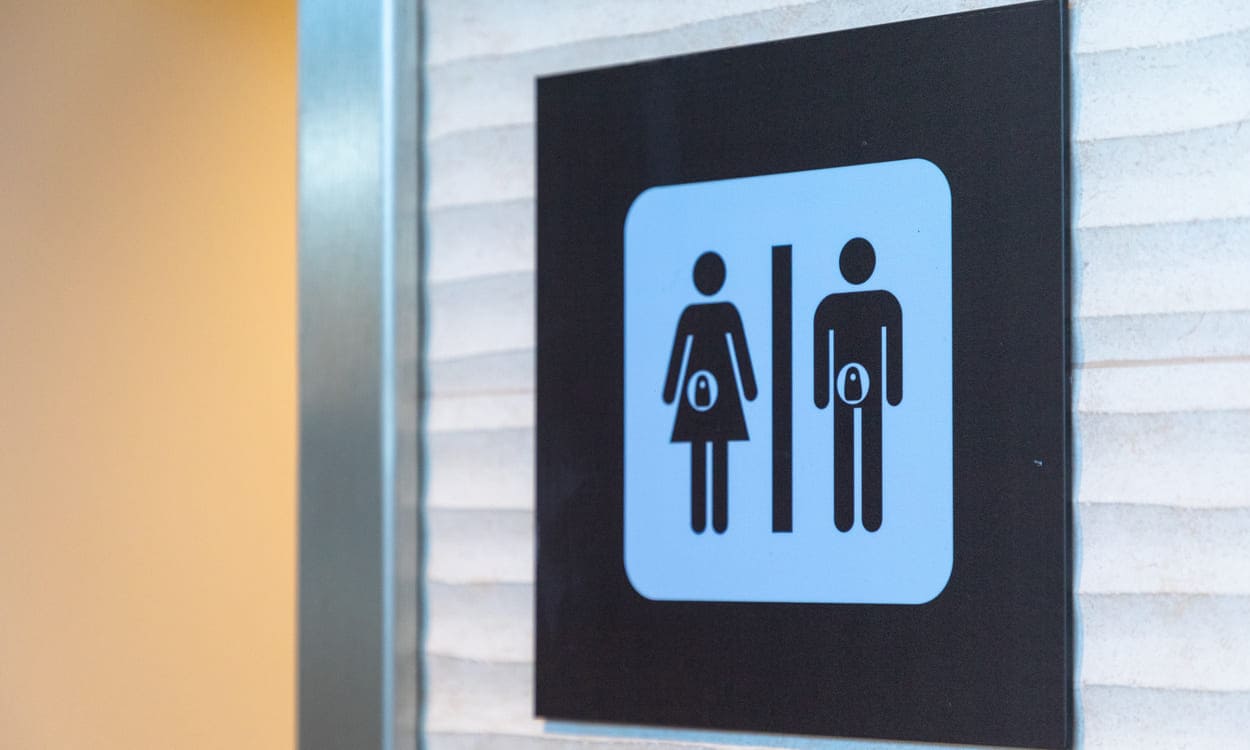 Señalización específica para aseos adaptados a personas con ostomía en el Aeropuerto de Reus, un espacio diseñado con sensibilidad y comodidad para garantizar la autonomía de todos los pasajeros. Aena