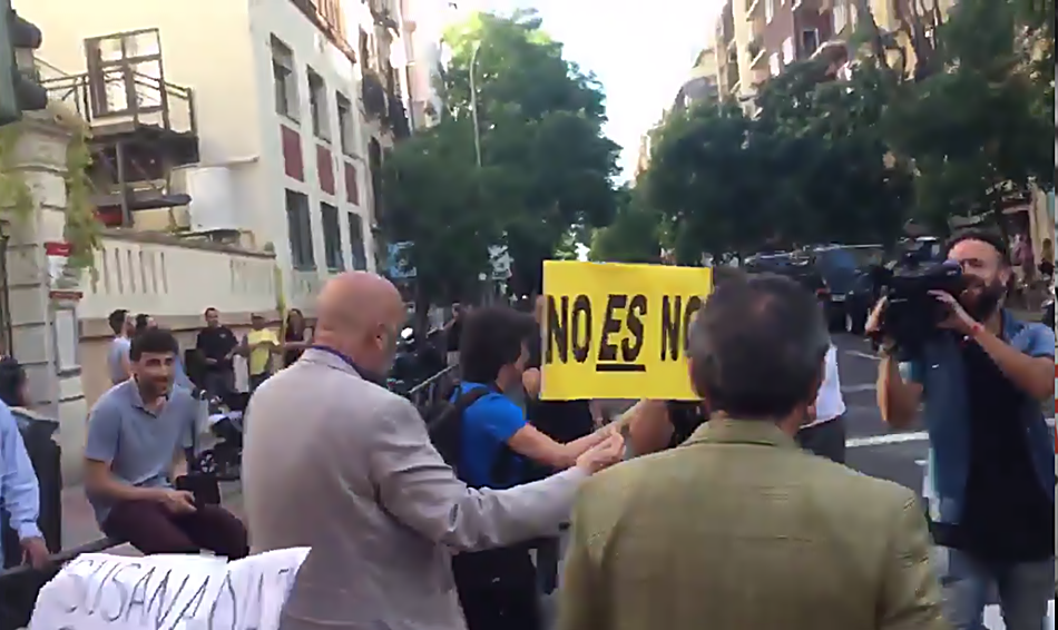 Momento de uno de los escraches a un delegado en las inmediaciones de la calle Ferraz. 