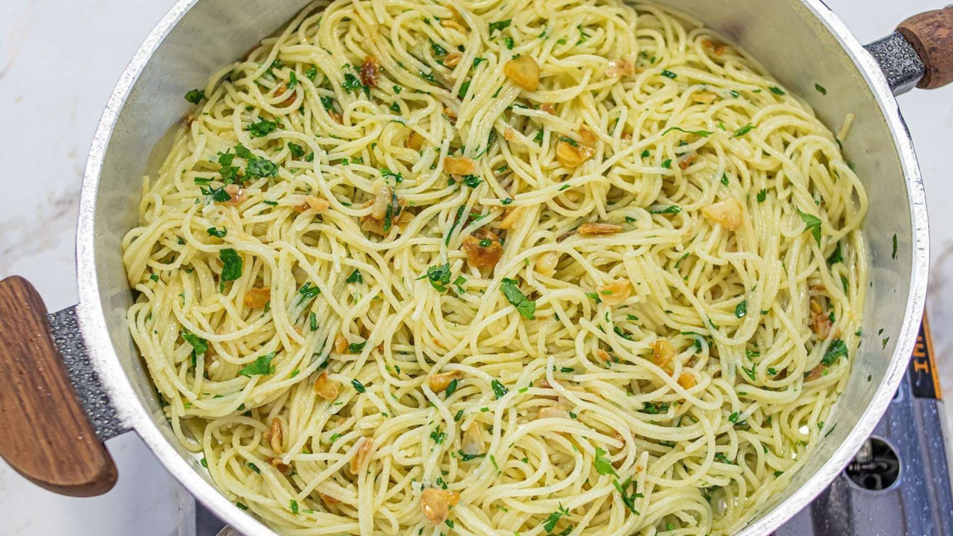 El truco para preparar los auténticos espaguetis al ajillo: la receta de pasta fácil y rápida