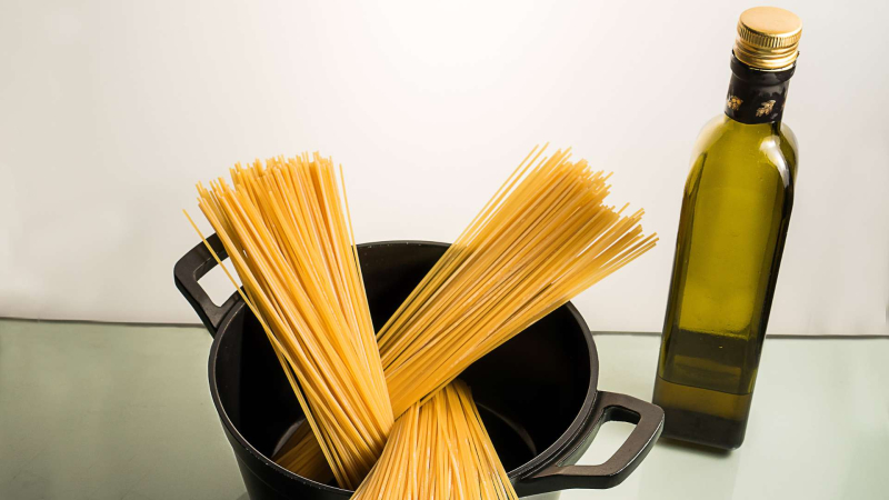 Espaguetis y aceite de oliva Espaguetis y aceite de oliva