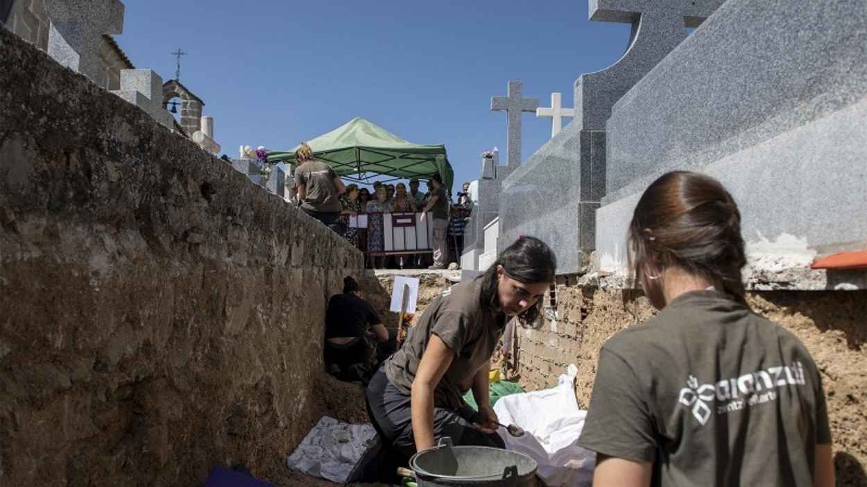 Dos trabajadoras durante una exhumación. Comisión de la Verdad de San Sebastián de los Reyes.