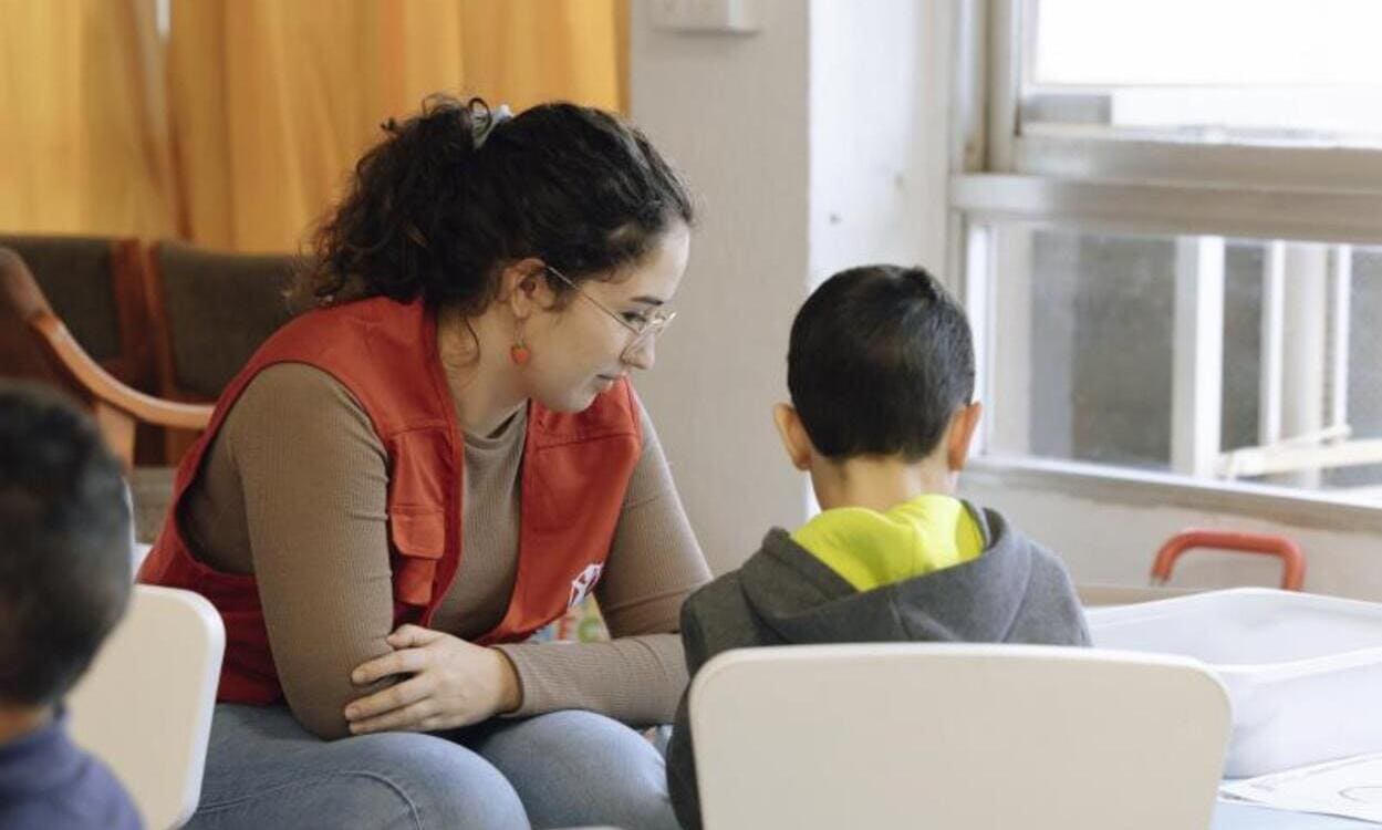 Educadora de CaixaProinfancia atendiendo a niños en la entidad Save The Children. © Nerea Coll. Fundación "la Caixa"