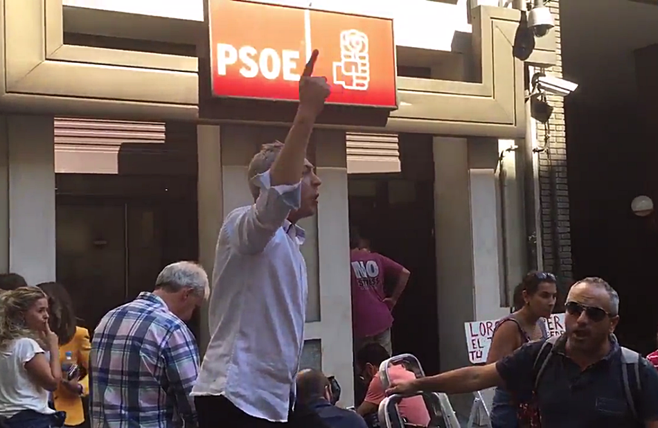 Un partidario de Sánchez ante la sede del PSOE lanzando gritos a favor del secretario general socialista. 