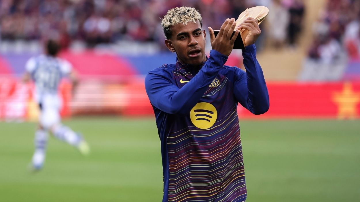 Lamine Yamal, entregando un trofeo individual a su afición. EP