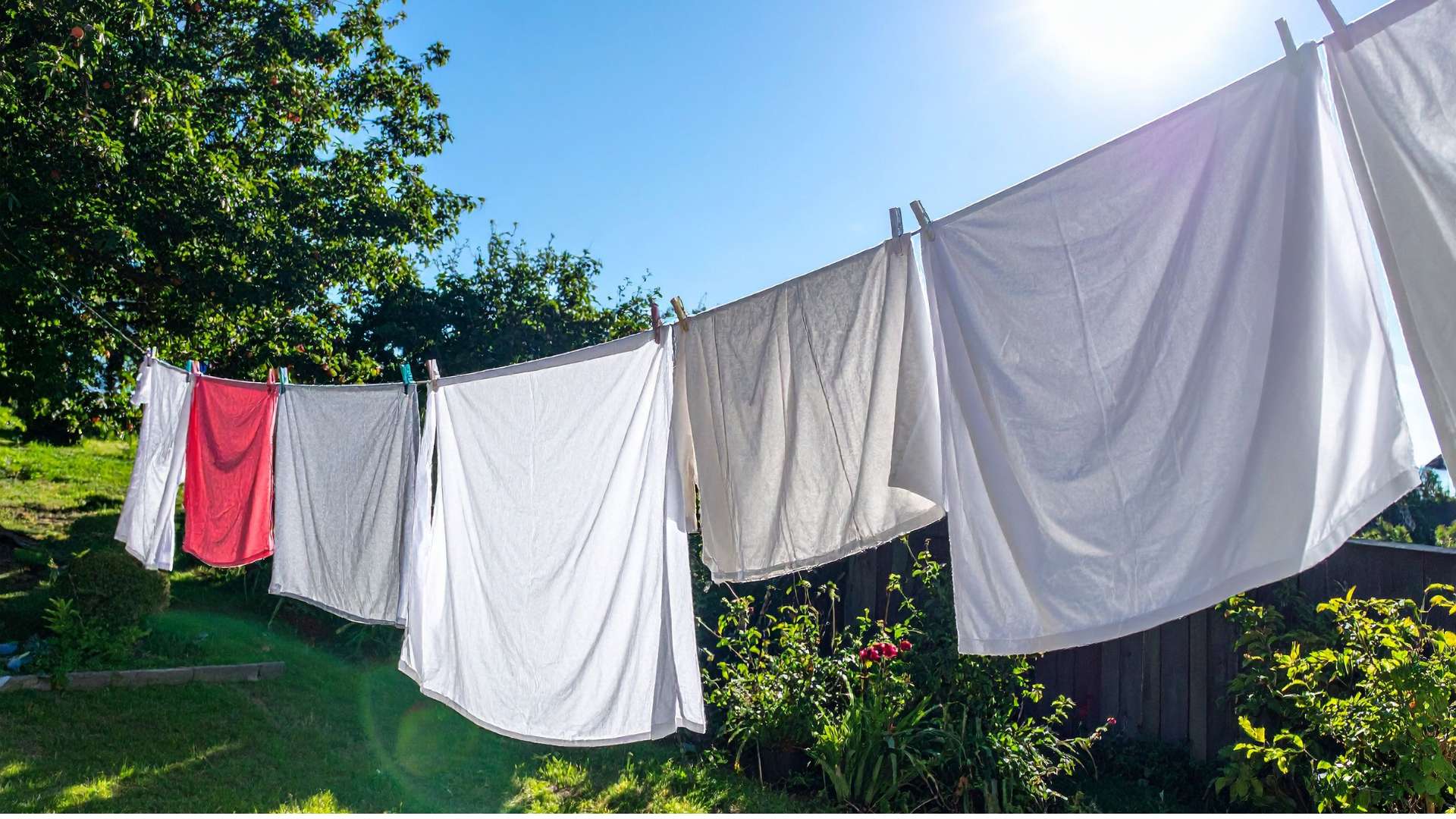 El truco viral que hace que la ropa se seque el doble de rápido en invierno (sin usar secadora)