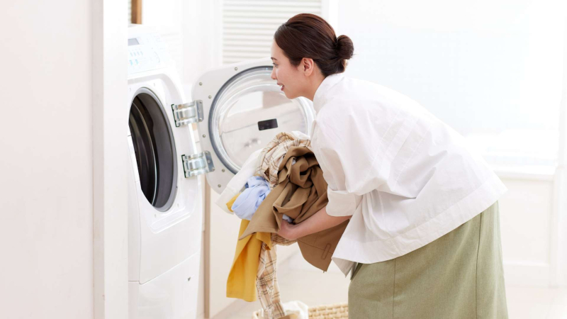 Una mujer haciendo la colada Una mujer haciendo la colada