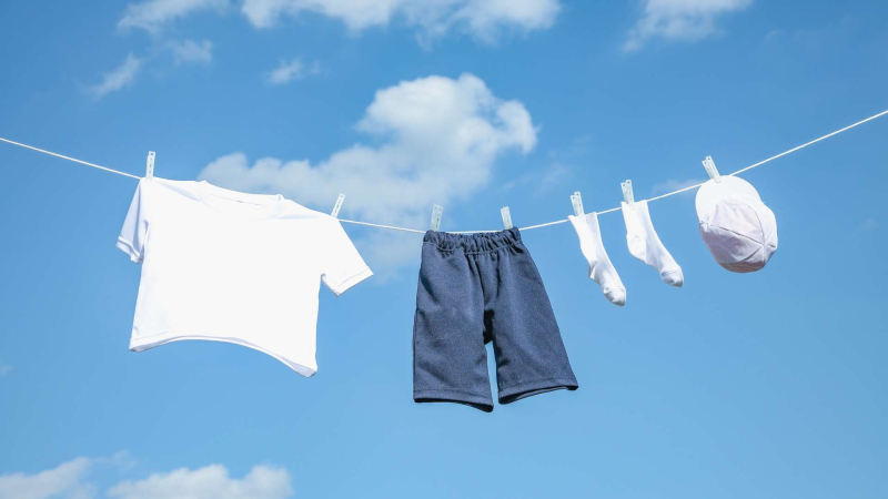 Separar las prendas al tenderlas hace que la ropa se seque más rápido Separar las prendas al tenderlas hace que la ropa se seque más rápido