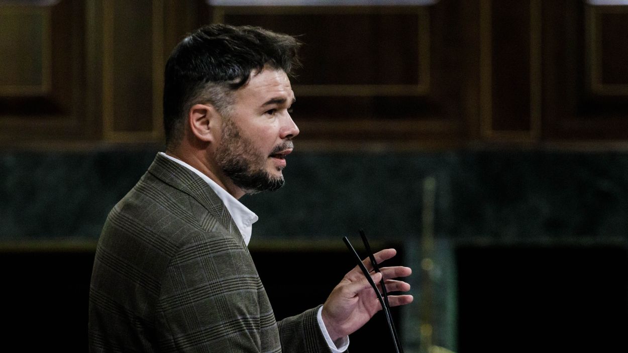 El portavoz en el Congreso de Esquerra Republicana, Gabriel Rufián, durante el debate en el Congreso de los Diputados de su propuesta para que se amplíen los días de permiso por la muerte de un familiar (EP)