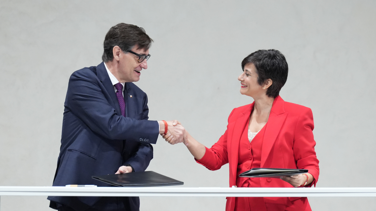 El presidente de la Generalitat, Salvador Illa, y la ministra de Vivienda, Isabel Rodríguez  durante la firma de un protocolo para la gestión de patrimonio de la Sepes. David Zorrakino / EP