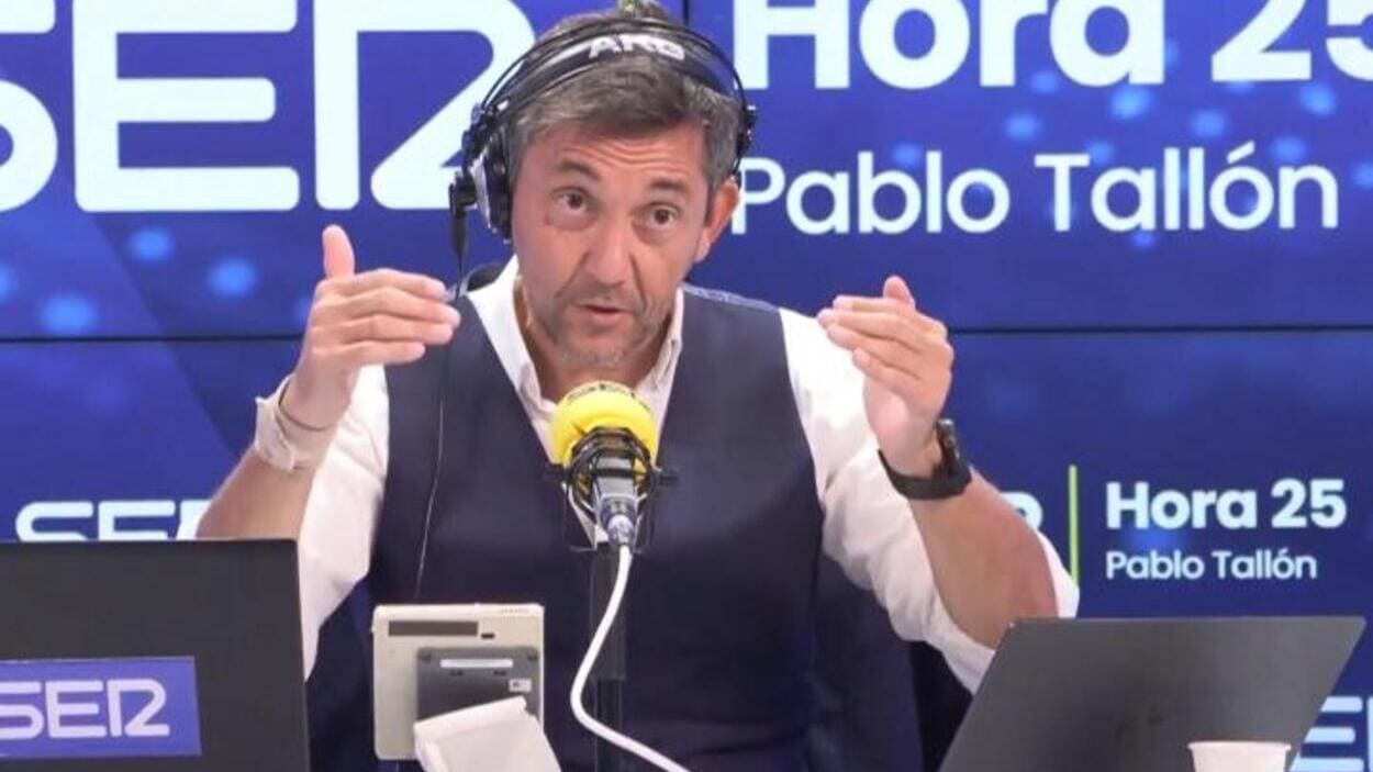 El periodista Javier Ruiz en el estudio de 'Hora 25'. Cadena SER. 