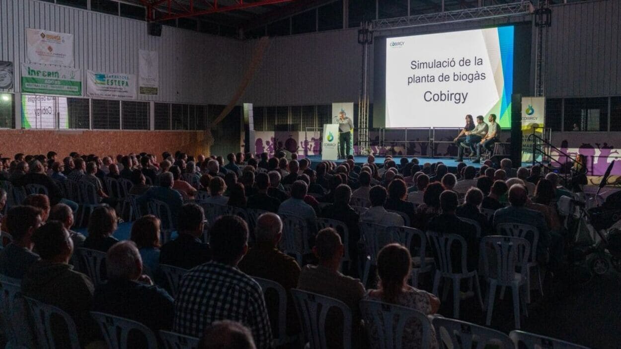 El pabellón deportivo municipal de La Sentiu de Sió (Lleida) ha acogido a más de 350 ganaderos y agricultores de la zona