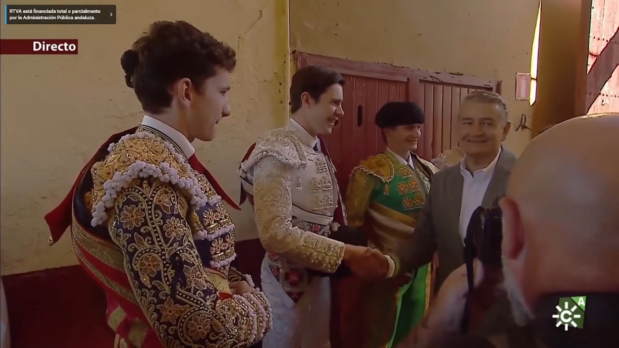 El nuevo Consejero de Sanidad de Moreno Bonilla, Antonio Sanz, en los toros en el Día Mundial del Cáncer de Mama. Canal Sur