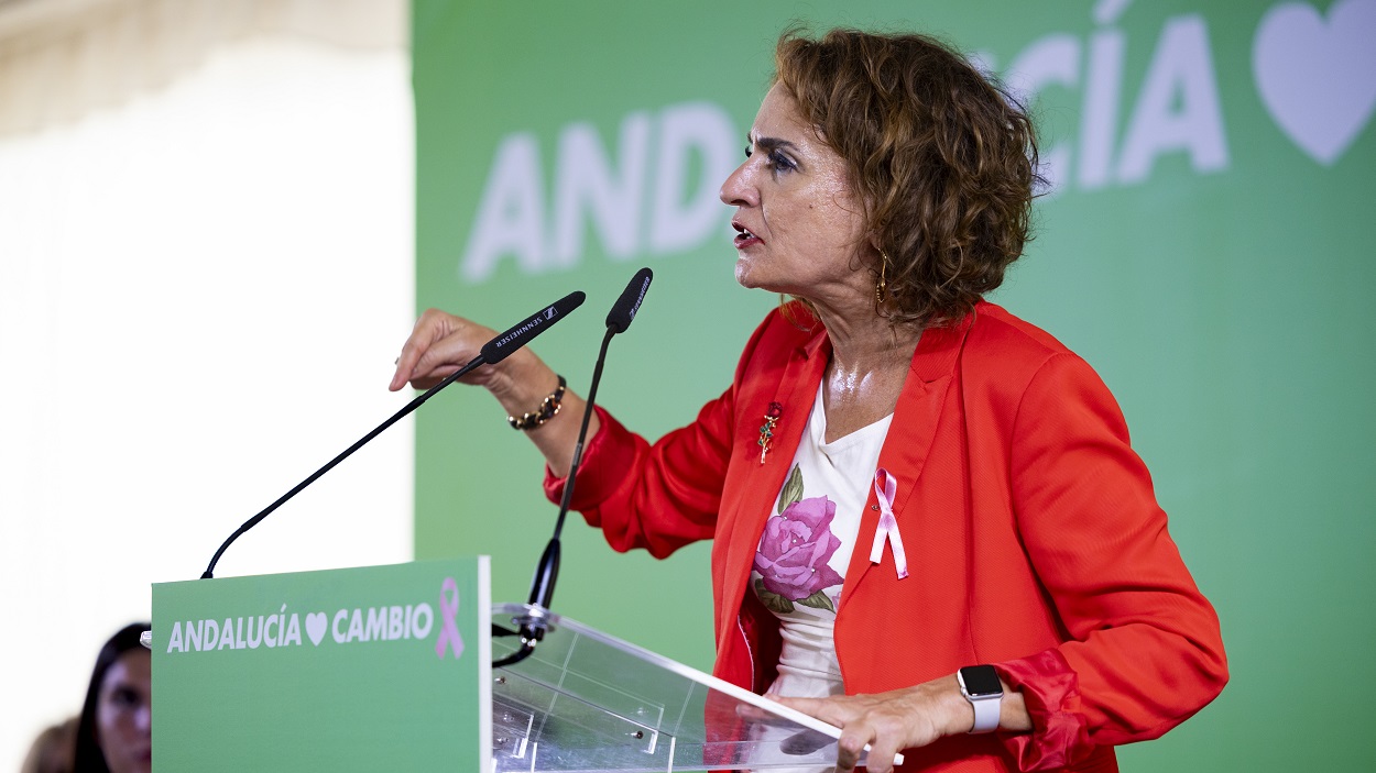 La vicepresidenta primera del Gobierno, María Jesús Montero, en la Fiesta de la Rosa en Bentarique (Almería).