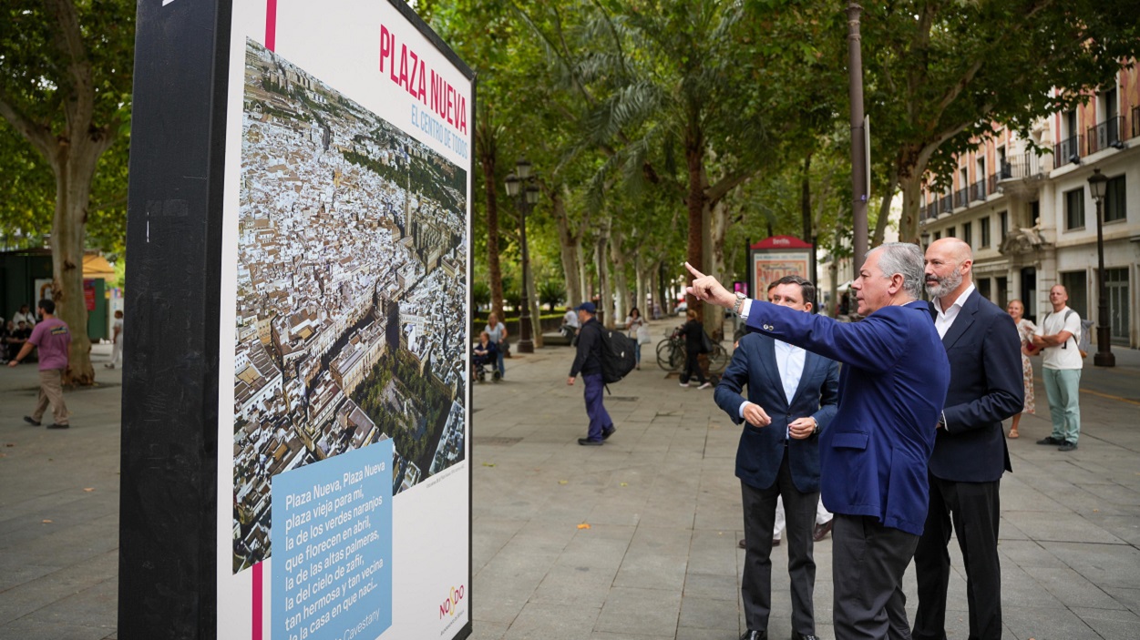 El alcalde de Sevilla, José Luis Sanz, inaugura la exposición 'Plaza Nueva, el centro de todo'. EP.