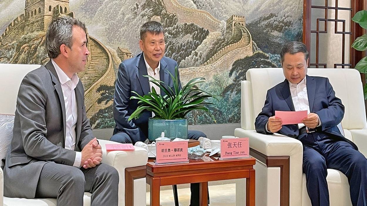 El alcalde de Jaén, Julio Millán, junto al presidente de la Tianneng, Zhang Thian Ren, en la visita realizada a la compañía en China