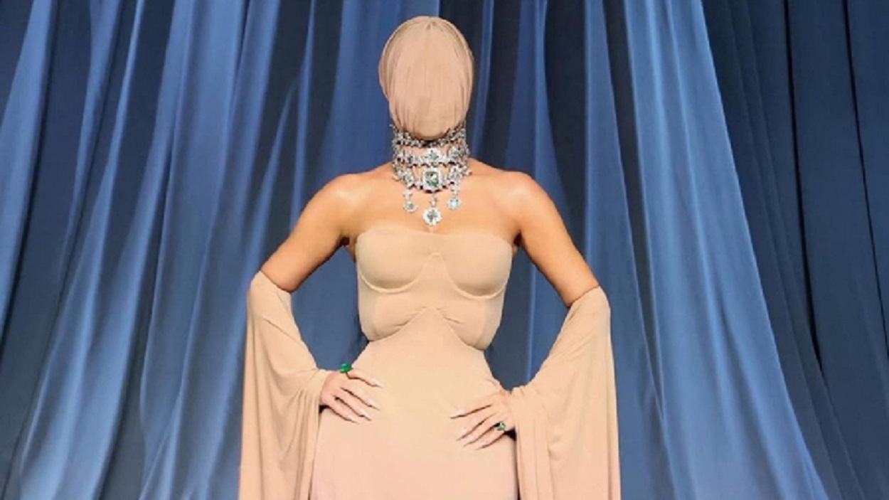 El look de Kim Kardashian en la Gala del Museo de la Academia 2025. @kimkardashian.