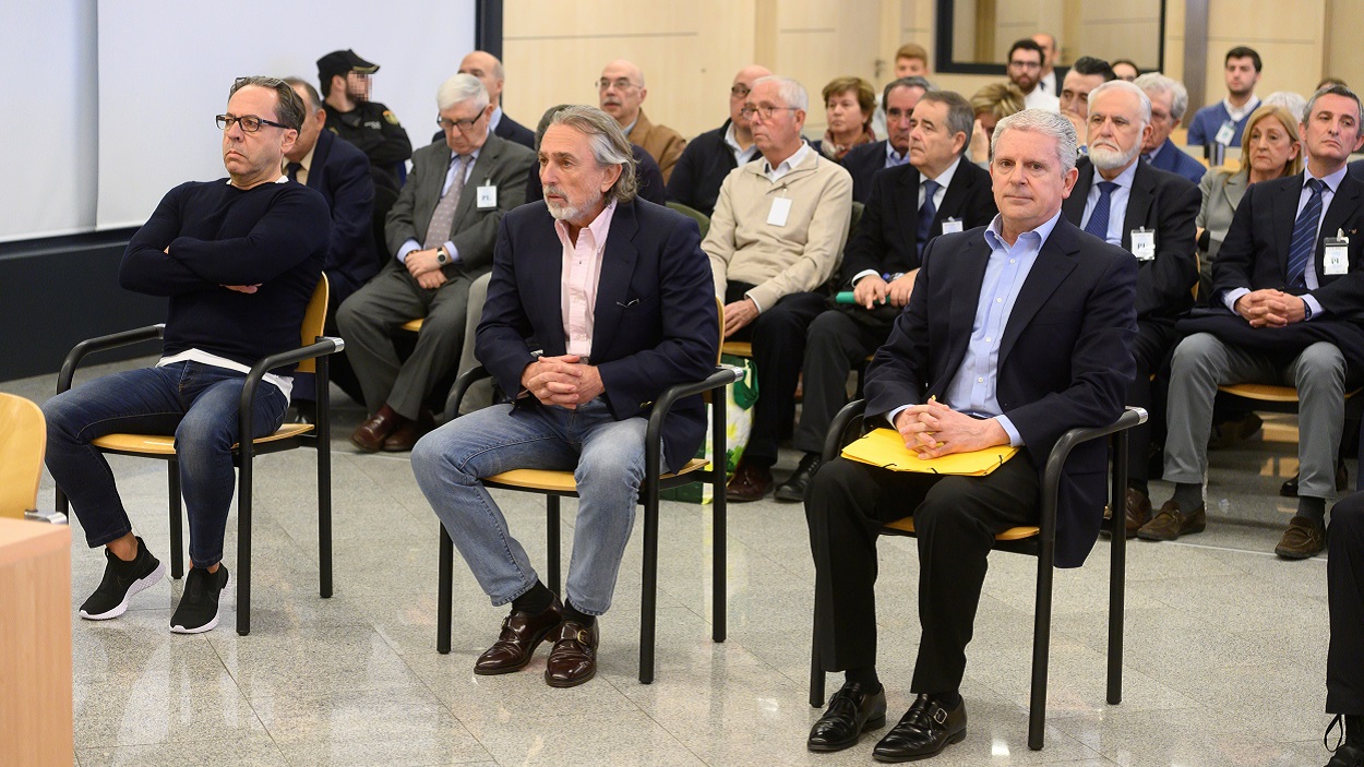 Los acusados Álvaro Pérez "El Bigotes" (i), Francisco Correa (c) y Pablo Crespo (d) al comienzo del juicio por la supuesta contratación irregular de una empresa de Gürtel. EP/Archivo.
