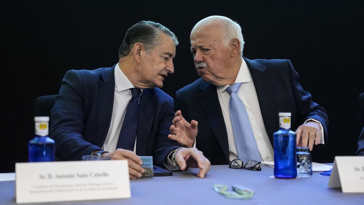 Consejero de Sanidad, Antonio Sanz, y presidente del Parlamento andaluz, Jesús Aguirre