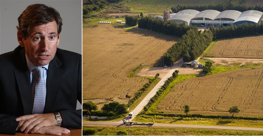 Ángel Sanchís Herrero, retratado por Hernán Zenteno, junto a la Finca La Moraleja Ángel Sanchís Herrero, retratado por Hernán Zenteno, junto a la Finca La Moraleja