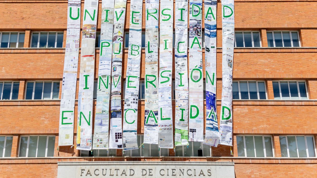 Mural colgado de la Facultad de Ciencias Físicas en la Universidad Complutense el 24 de abril de 2025