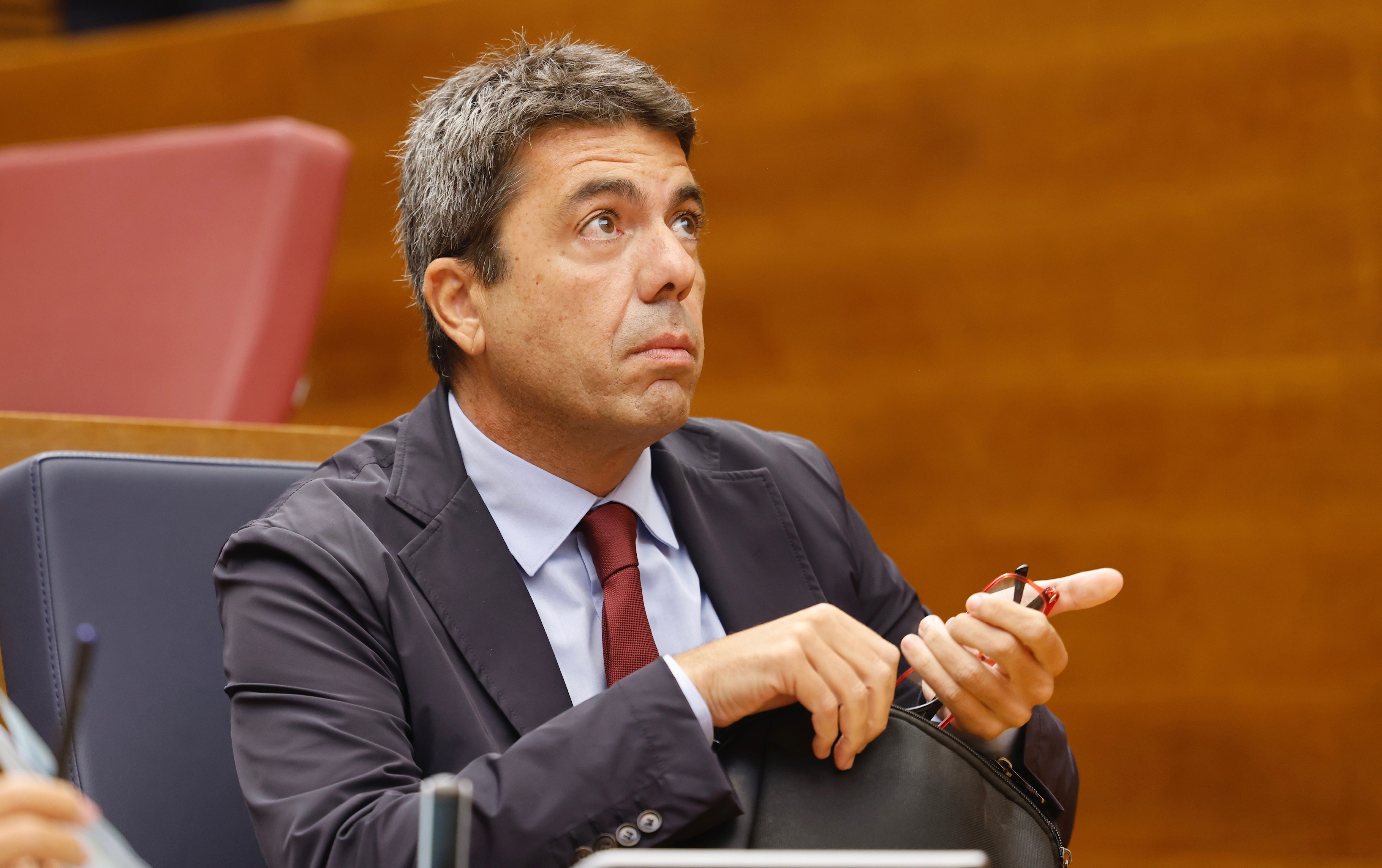 El president de la Generalitat, Carlos Mazón, en su escaño de las Cortes Valencianas. EP