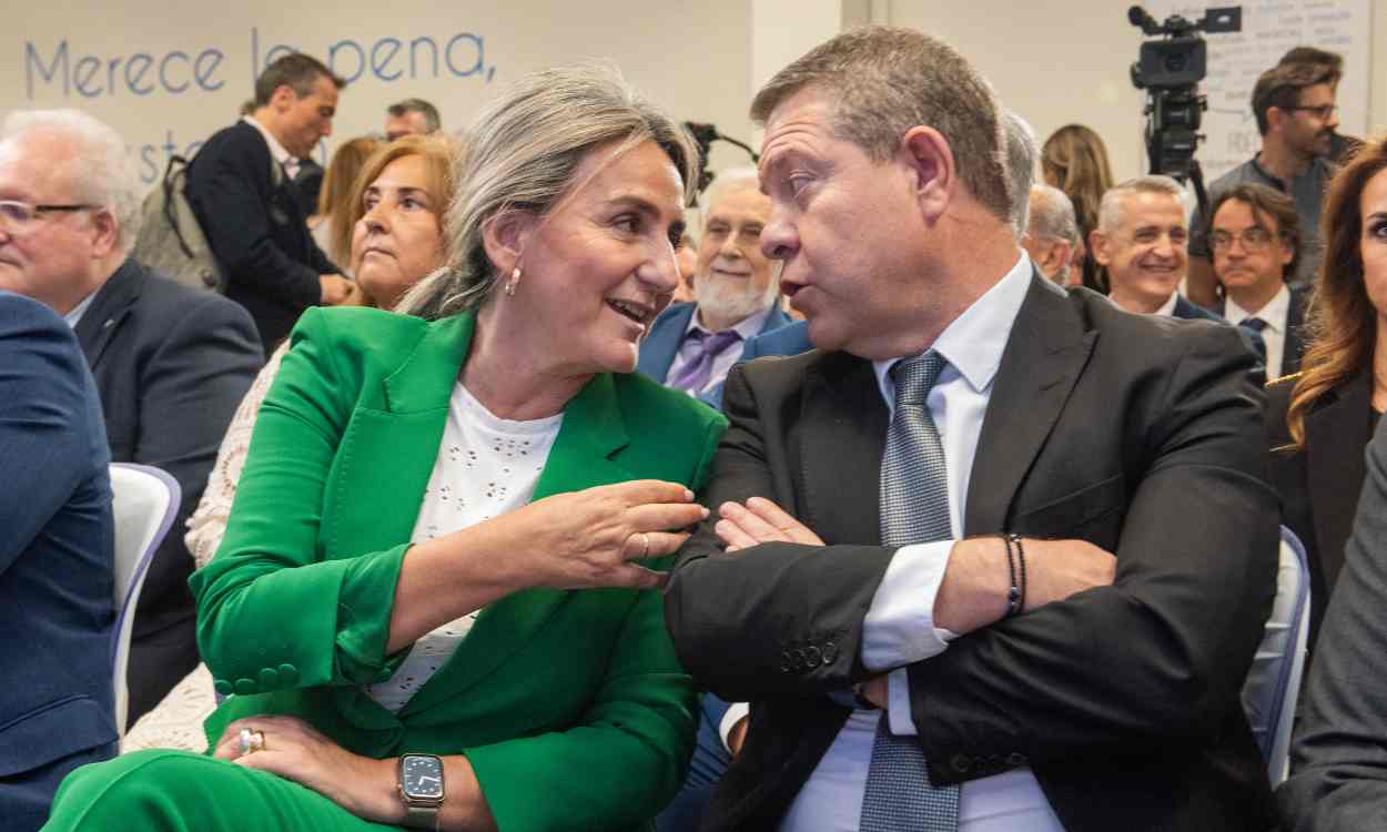 Emiliano García-Page charla con la delegada del Gobierno de España en Castilla-La Mancha, Milagros Tolón. EP.