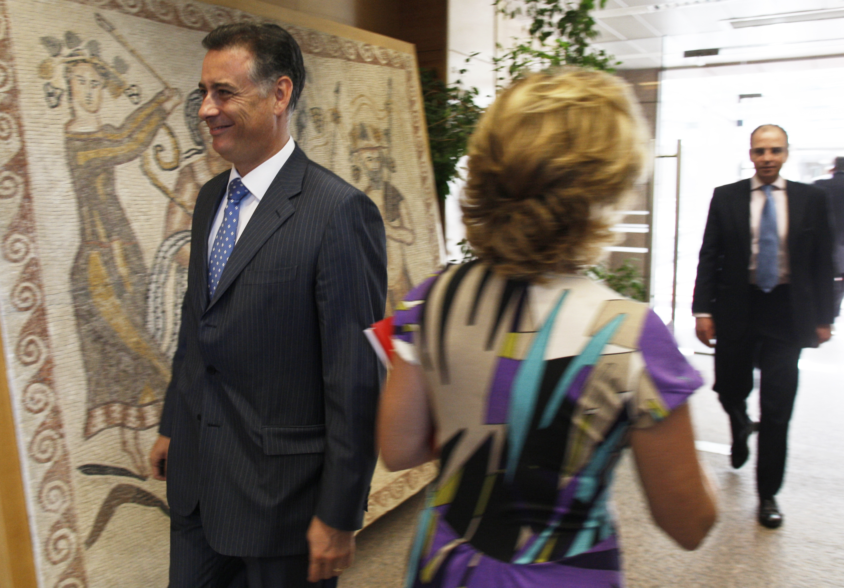 Alberto López Viejo se cruza con Esperanza Aguirre. Al fondo, Benjamín Martín Vasco.