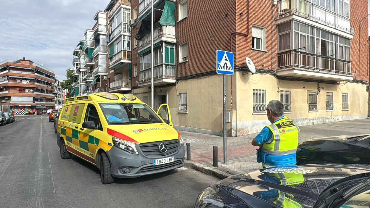 Ambulancia del SUMMA 112 en las inmediaciones de la casa de la mujer fallecida en Villaverde