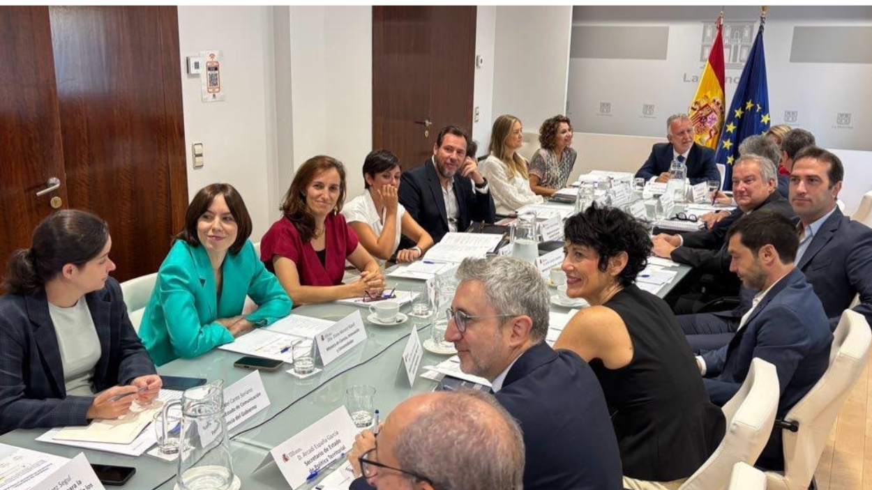 Ministros y asistentes al Comisionado especial para la reconstrucción tras la Dana de Valencia en el complejo de la Moncloa