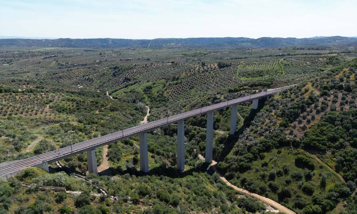 Adif culmina la modernización de la LAV Madrid-Sevilla, pionera de la nueva tecnología ferroviaria y la movilidad sostenible. ADIF