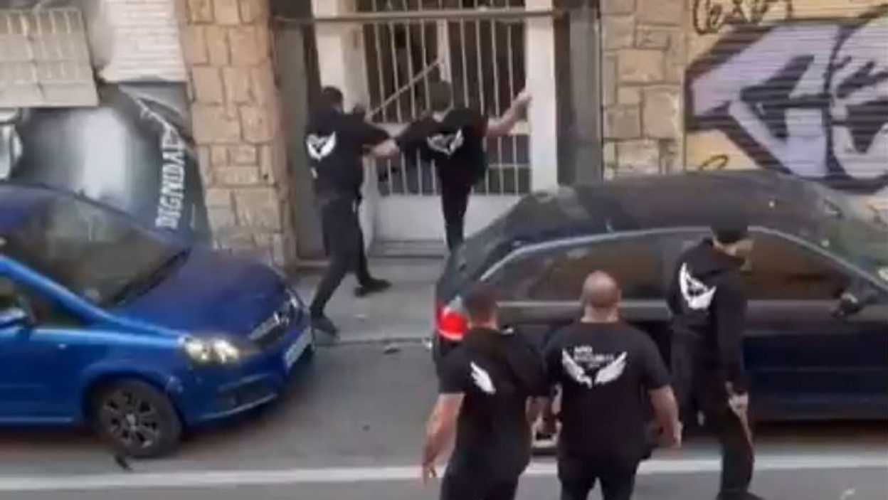 Imagen del ataque de los fascistas de APD Security Iberiacon con palos y piedras al gimnasio La Fábrika. Extracto de vídeo.