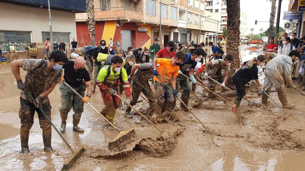 Ciudadanos colaborando en la reconstrucción de las zonas afectadas por la DANA