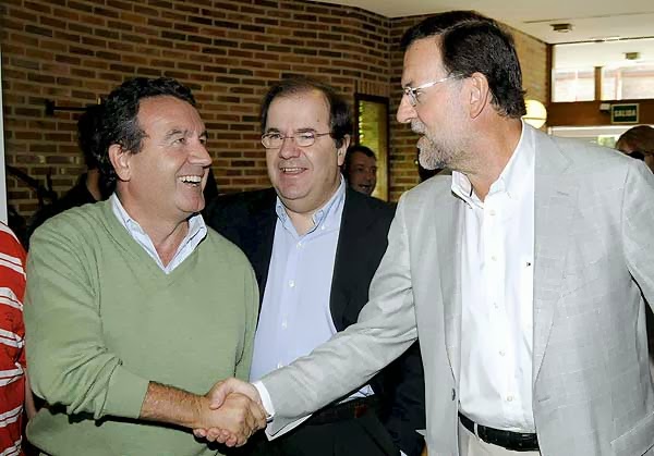 Jesús Merino saluda a Mariano Rajoy ante la vista de Juan Vicente Herrera