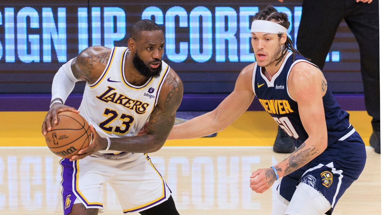 LeBron James ataca y Aaron Gordon defiene